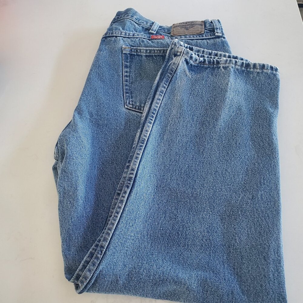 Wrangler Mens 5 Pocket Straight Leg Relaxed Fit Medium Wash Jeans  44 x 30